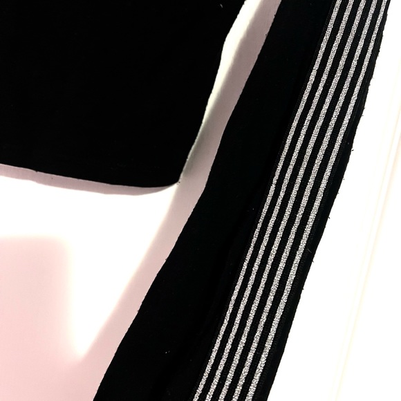 🟪 Forever 21 black long sleeve crop top with glitter stripes - Picture 3 of 5